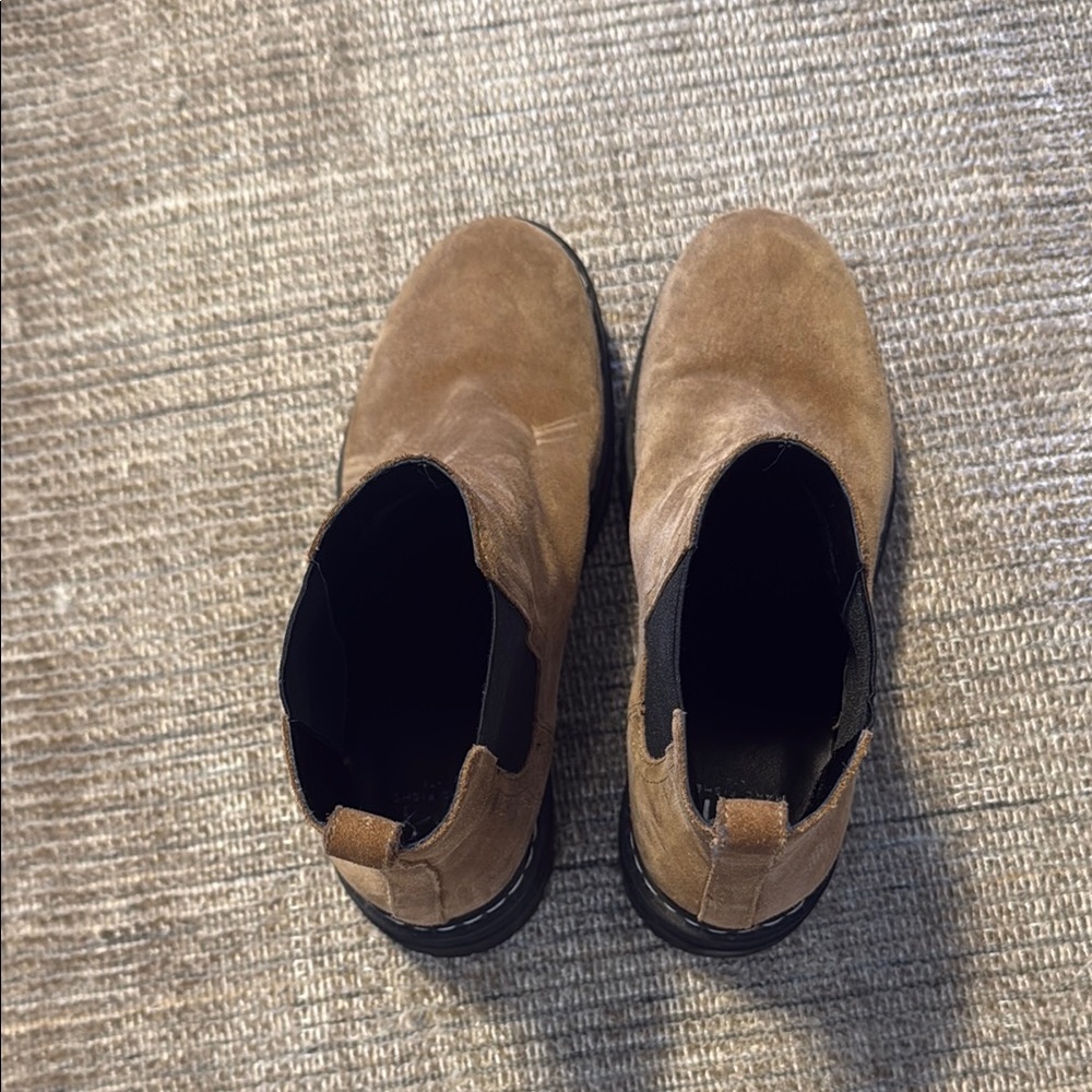 Woman’s Tan Chelsea Boots